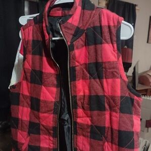 Woman's Mudpie red and black plaid zip up sleeveless quilted Puffer  vest Large